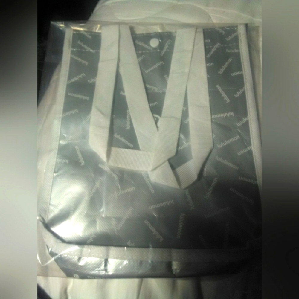 BNWOT LULULEMON SMALL BAG SILVER W/ SNAP BUTTON SMALL DUFFLE BAG